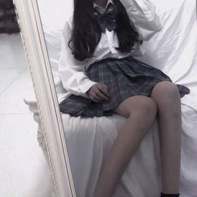 细腿女生一览 少女图片头像唯美真人在床上_13