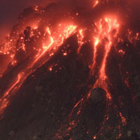 火山喷发的壮丽景观太美丽了,夹杂着闪电