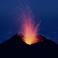 火山喷发的壮丽景观太美丽了,夹杂着闪电_7