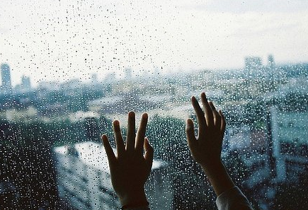 下雨天的心情说说精选80条 感动是雨天你和我一起淋雨