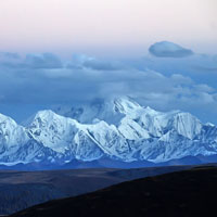 四川贡嘎山雪山风景图片,和天上的白云对接了