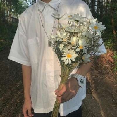 拿花部位男头 高清文艺干净男生手拿花头像图片_1