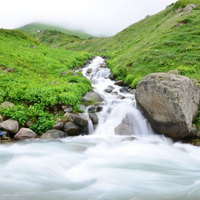 清澈见底的溪水风景头像，涓涓流淌的溪水图片_8